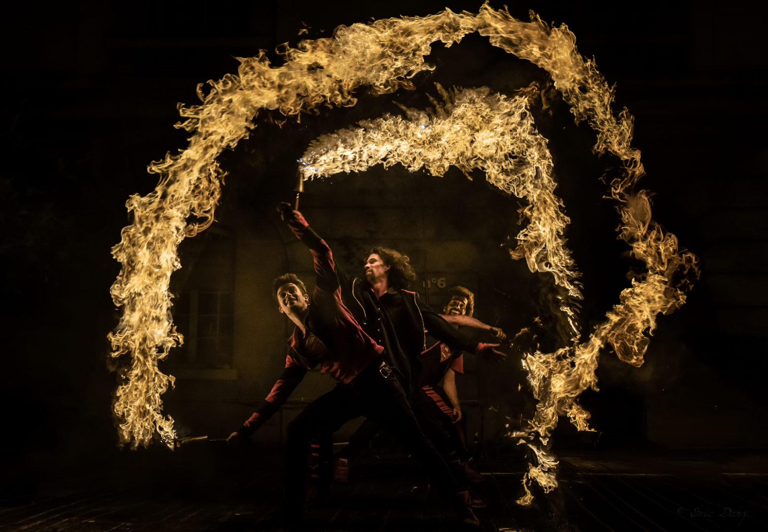 2 jongleur a la suite crée de grosses flammes