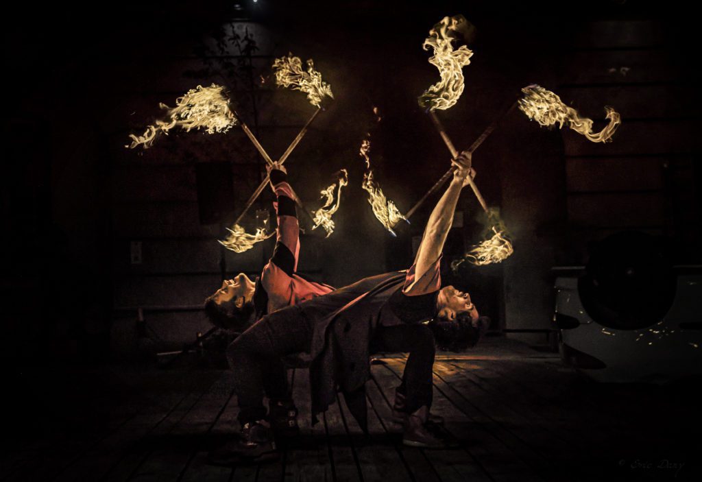 2 jongleurs de feu avec des batons, pause gym