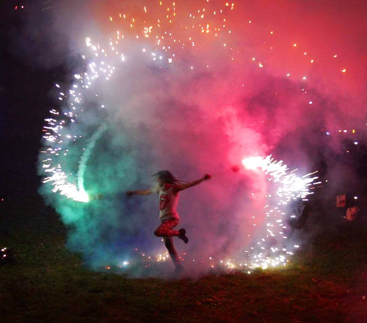 artiste manipulant des feux d'artifices