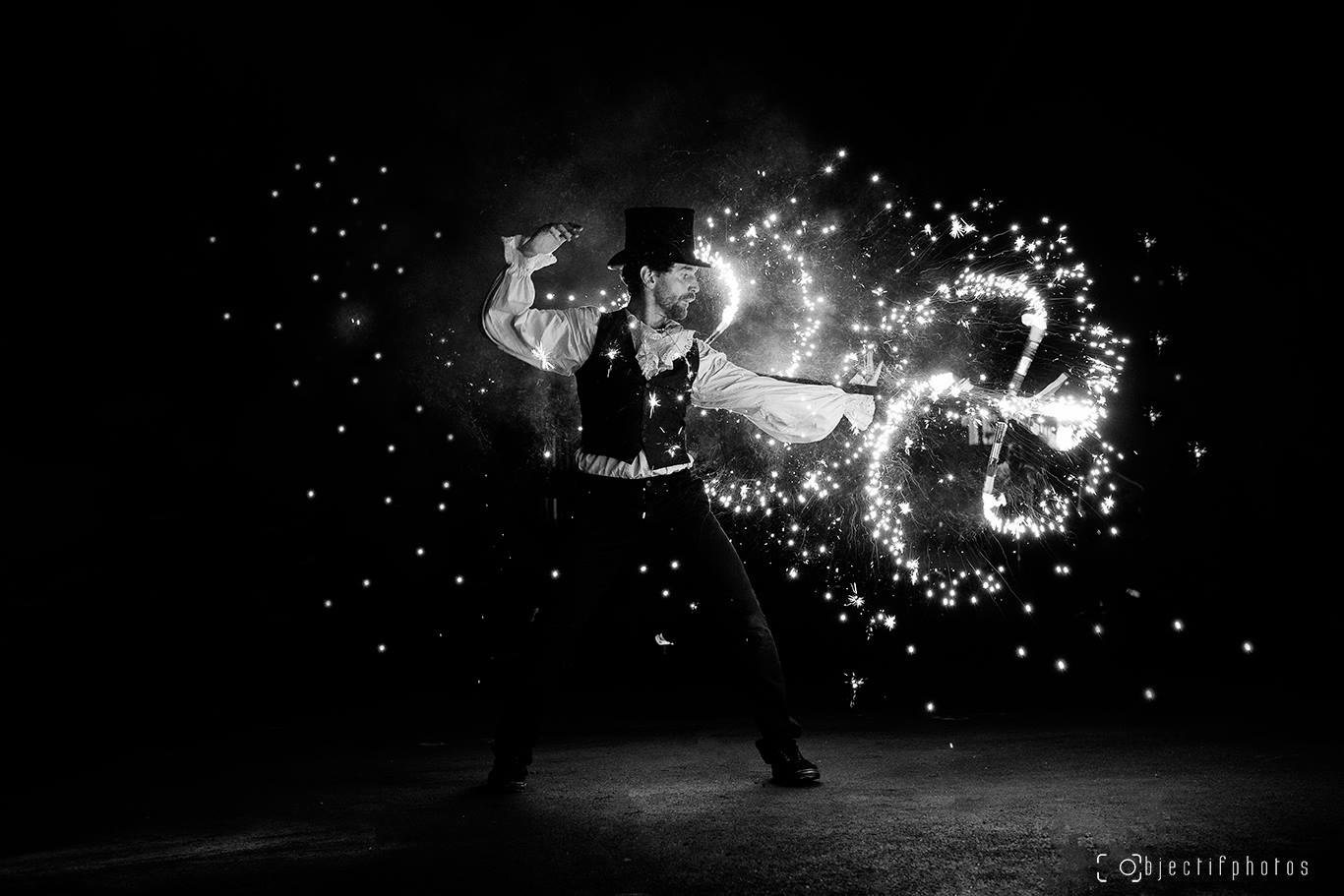 artiste solo dansant avec un baton pyrotechnique